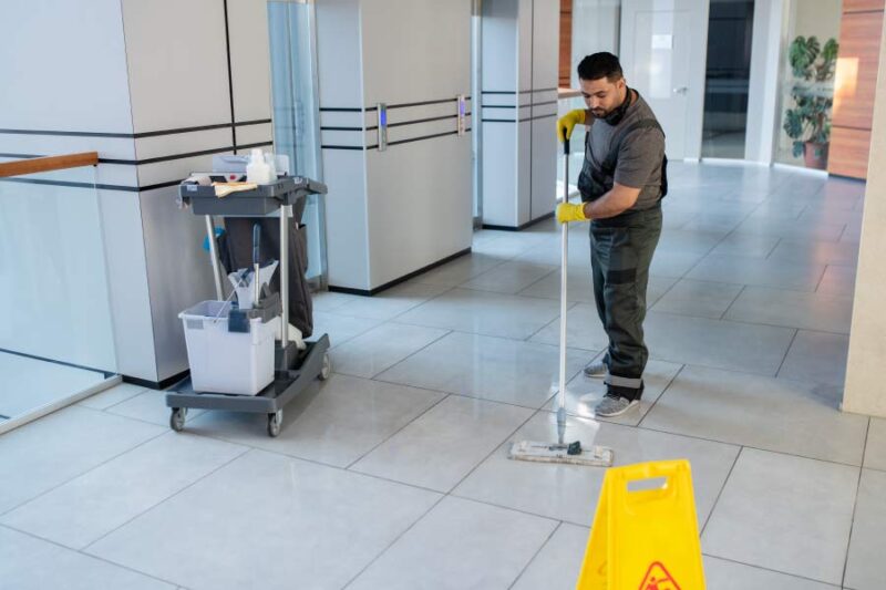 Como funciona a terceirização de serviços de limpeza em condomínios? alt="serviços-de-limpeza"