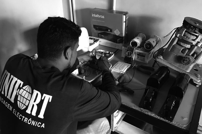 alt="Instacao-de-cameras-de-seguranca"