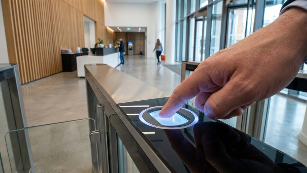 alt="Controle de acesso biométrico por impressão digital"